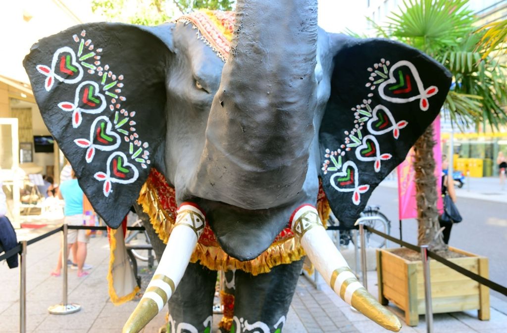 Eine Skulptur eines Elefanten empfängt die Gäste vor dem Metropol Kino in der Bolzstraße zum Indischen Filmfestival, das noch bis Sonntag läuft.