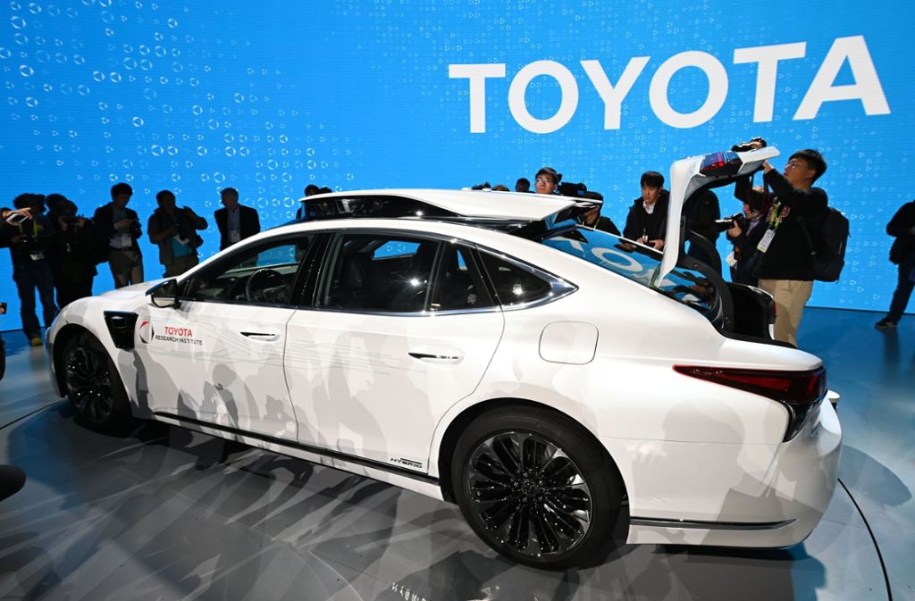 Der Toyota Guardian ist ein selbstfahrendes Testauto. Um Unfälle zu vermeiden, erkennt er mittels Sensoren auch im manuellen Modus Gefahren und soll so schneller eingreifen können als der menschliche Fahrer.