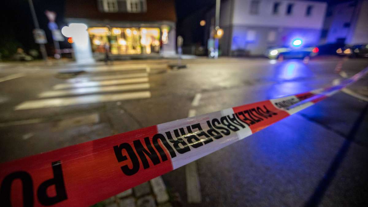  Am Montagabend ist es in Wäldenbronn zu einer Auseinandersetzung zwischen zwei Gruppen gekommen. Zuerst kam Pfefferspray zum Einsatz, dann fielen Schüsse. Die Polizei bittet um Hinweise. 
