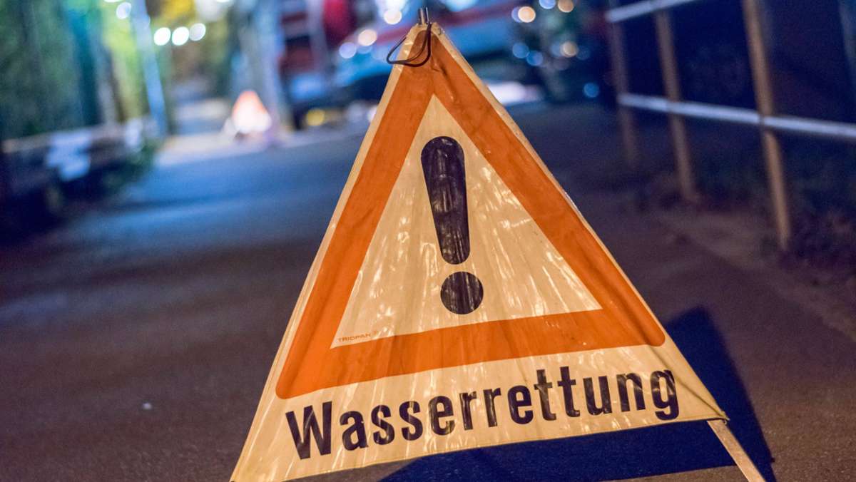 Oberhausen-Rheinhausen: Campingbus rutscht in Kanal - 22-Jährige stirbt
