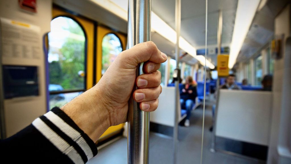 Rauschgift in Stuttgart: Polizistin belauscht Drogendealer in der Bahn