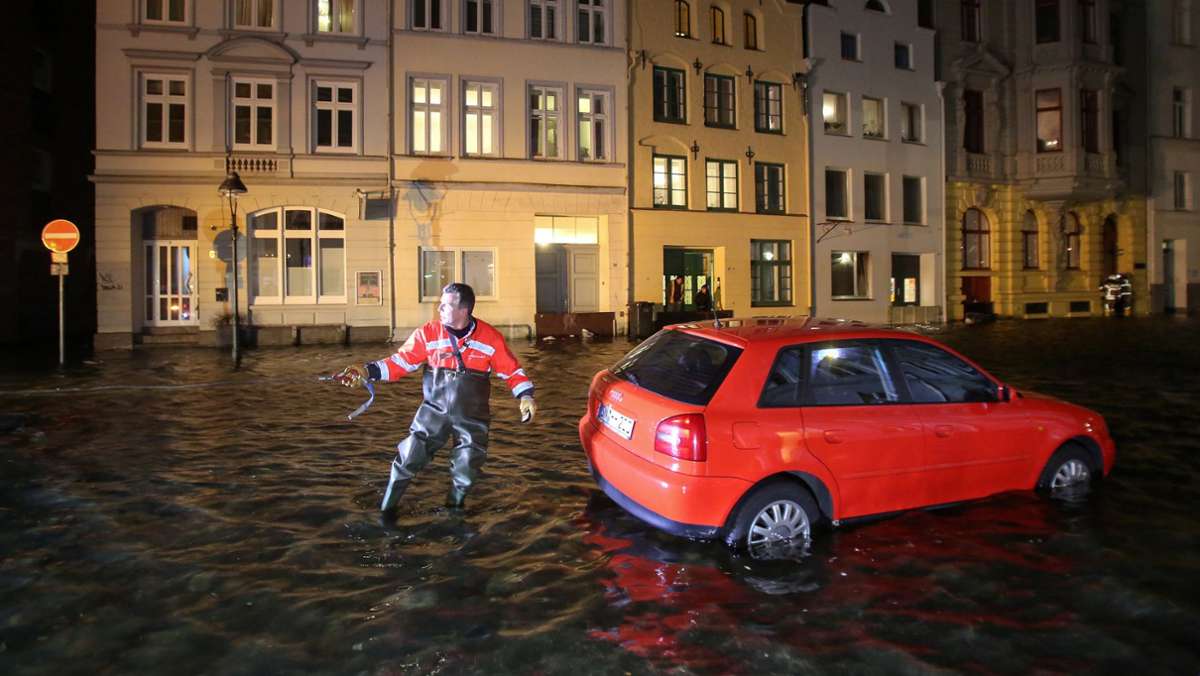 Ostseeküste: Die Sturmflut spitzt sich zu