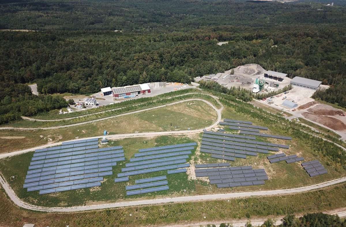 Überzeugt die Jury: Fotovoltaik-Anlage auf der ehemaligen Kreismülldeponie in Sindelfingen. Foto: Landratsamt Böblingen/ 