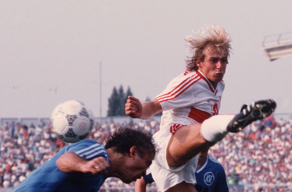 Und natürlich Jürgen Klinsmann: Der neue Hertha-Coach begeisterte ab Ende der 80er Jahre die Fans des VfB Stuttgart. Vor allem, wenn er sich so energisch in den Luftkampf wie hier mit Karlsruhes Srećko Bogdan warf.