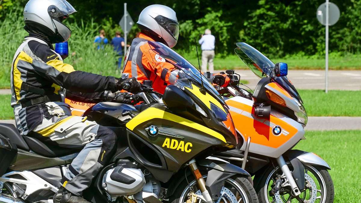  Pünktlich zur Ferienzeit haben der ADAC Württemberg und der DRK Kreisverband Ludwigsburg ihrer Retter für Staunot und Unfall vorgestellt: die ADAC Stauberater und DRK-Motorradstaffel. 