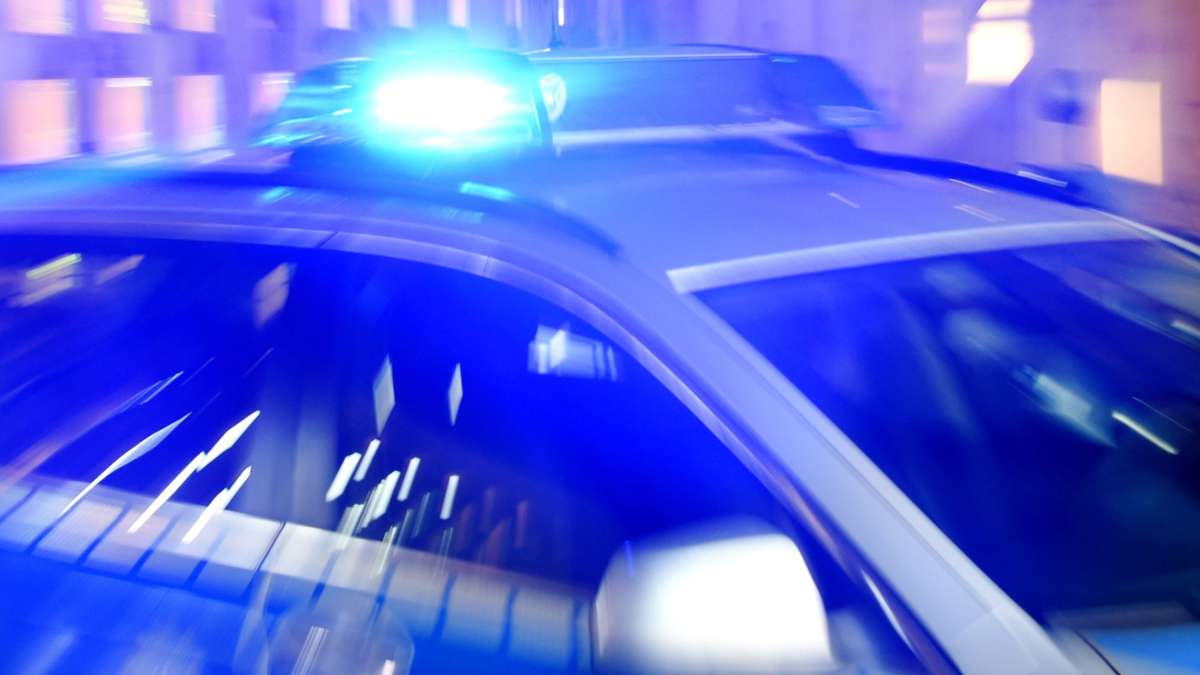 Fahrerin kann sich unverletzt befreien: Spektakulärer Unfall bei Lenningen: Auto bleibt auf Dach liegen