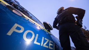Überfall am Stuttgarter Leonhardsplatz: 42-Jähriger mit Messer bedroht und ausgeraubt – Polizei sucht Zeugen