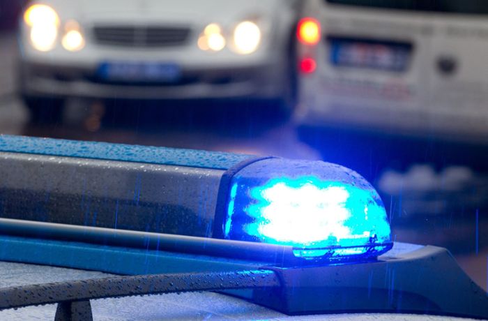 Stuttgart-Ost: Mann von Auto erfasst – Fahrerin flüchtet