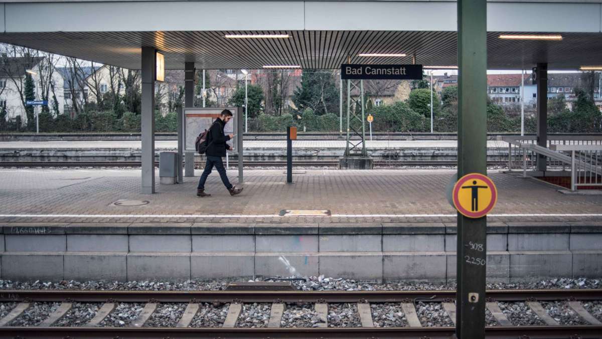 Zwei Verletzte in Bad Cannstatt: Randalierer jagen Reisenden durch Bahnhof