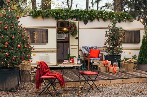 Selbst der Wohnwagen signalisiert weihnachtliche Vorfreude pur - jetzt fehlen nur noch die passenden Geschenke für die Campingfreundinnen und -freunde.