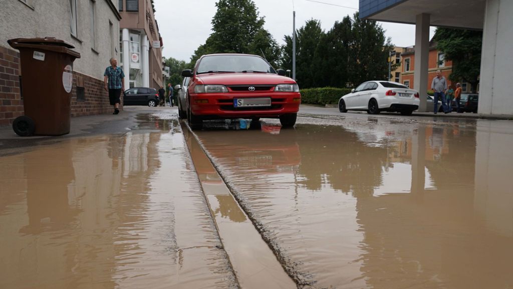 Rohrbruch in Bad Cannstatt: Krefelder Straße zeitweise unter Wasser gesetzt
