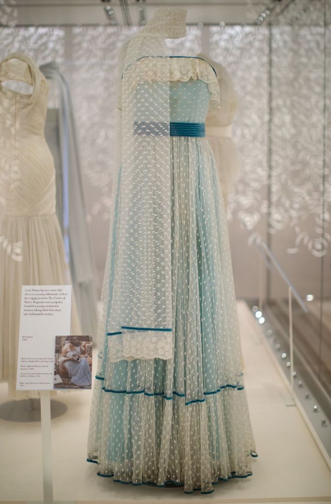 Das Abendkleid, das Lady Diana im Jahr 1979 als junge Debütantin trug, gehört ebenso zu den Exponaten der Ausstellung.