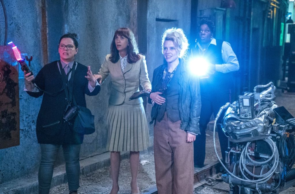 Weibliche Geisterjäger: Die Schauspielerinnen Abby (Melissa McCarthy), Erin (Kristen Wiig), Holtzmann (Kate McKinnonzmann) und Patty (Leslie Jones, v. li.) in einer Szene des Remake „Ghostbusters“ (2016).