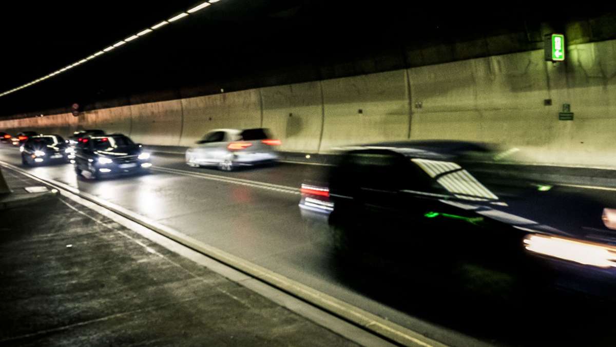  Am frühen Samstagmorgen kommt es im Heslacher Tunnel zu einem Verkehrsunfall – dabei wird ein 32-jähriger Autofahrer verletzt. 