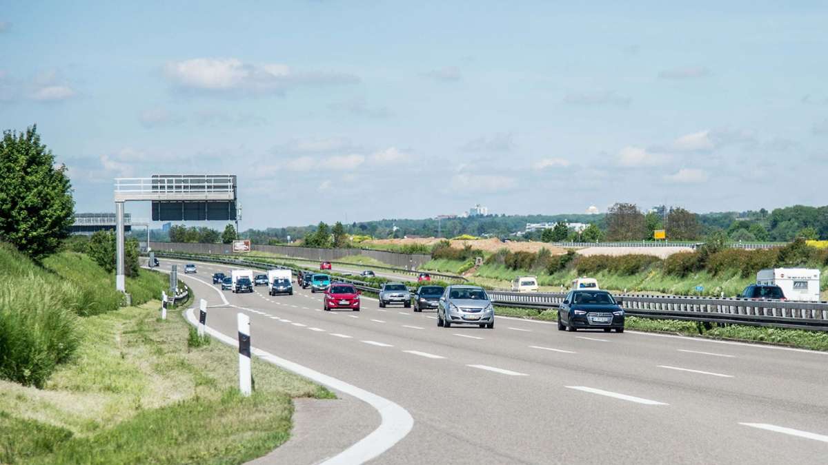 Autobahn  bei Neuhausen: Fahrbahnarbeiten   lösen Stau auf der A 8 aus