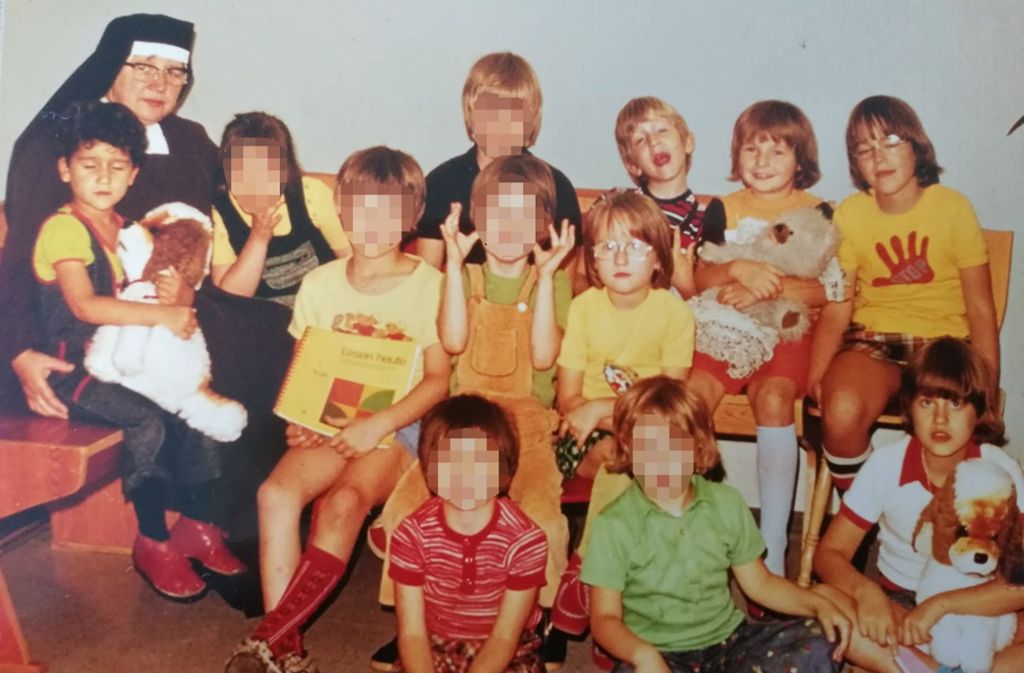Ein Bild aus den  70er-Jahren im Hohenecker Kinderheim St. Josef: Die Gruppenleiterin Schwester Gabriela mit  den Heimkindern. Vorne rechts mit Hund im Arm ist Corinna Hofmann,  hinten  als Zweite von rechts sitzt Caroline Hetzel. Foto: privat