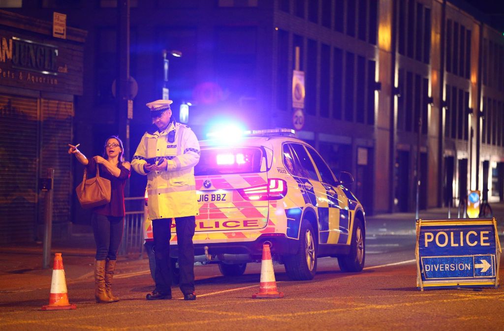 Die Polizei forderte die Menschen via Kurznachrichtendienst Twitter auf, sich aus der Gegend um die Manchester Arena fernzuhalten.
