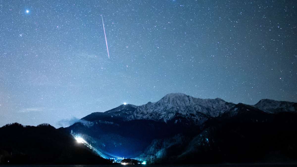  Ein Komet und Hunderte, in der Atmosphäre verglühende Meteore werden am Nacht- und Morgenhimmel über Deutschland erwartet. 