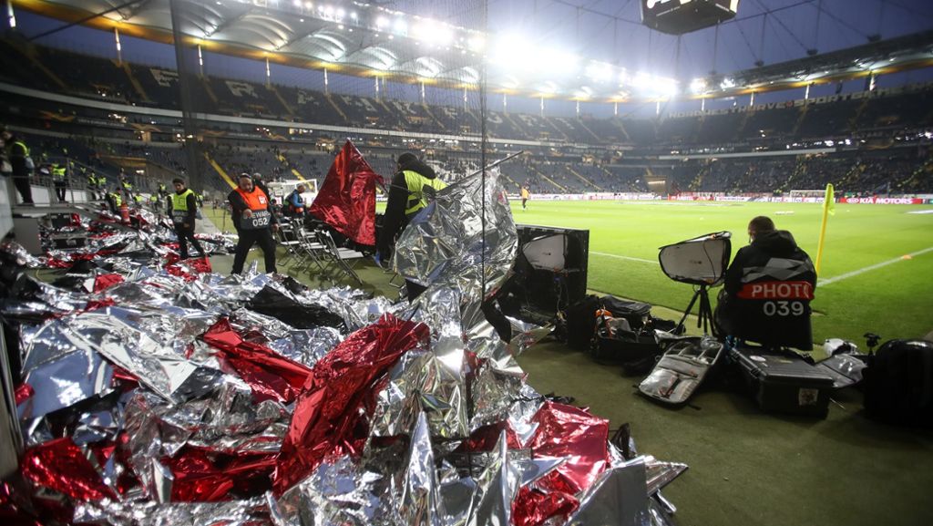 Massive Polizeikontrollen: Eintracht-Fans bauen Choreo vor Europapokal-Spiel ab
