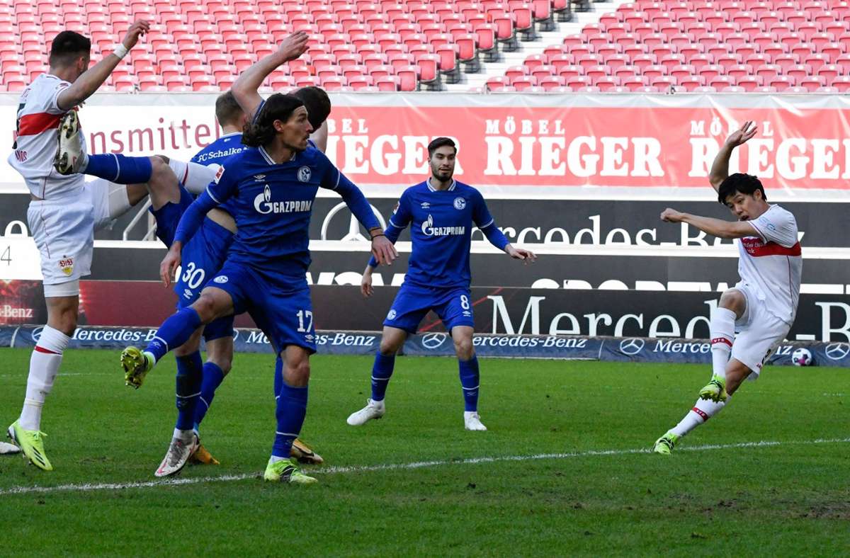 Auf einen Eckball für den VfB Stuttgart folgt schoncin der 10. Minute das 1:0 durch Wataru Endo – sein erstes Bundesligator der Saison.