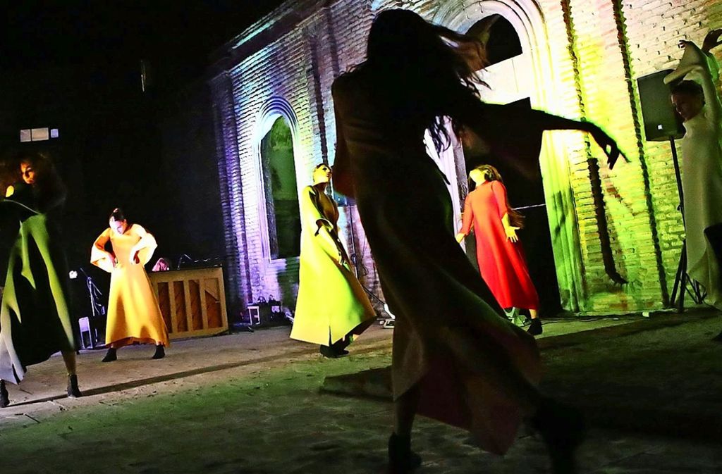 Zwischen Tradition und Moderne: Tänzerinnen aus Tiflis in Georgien Foto: Aleksidize