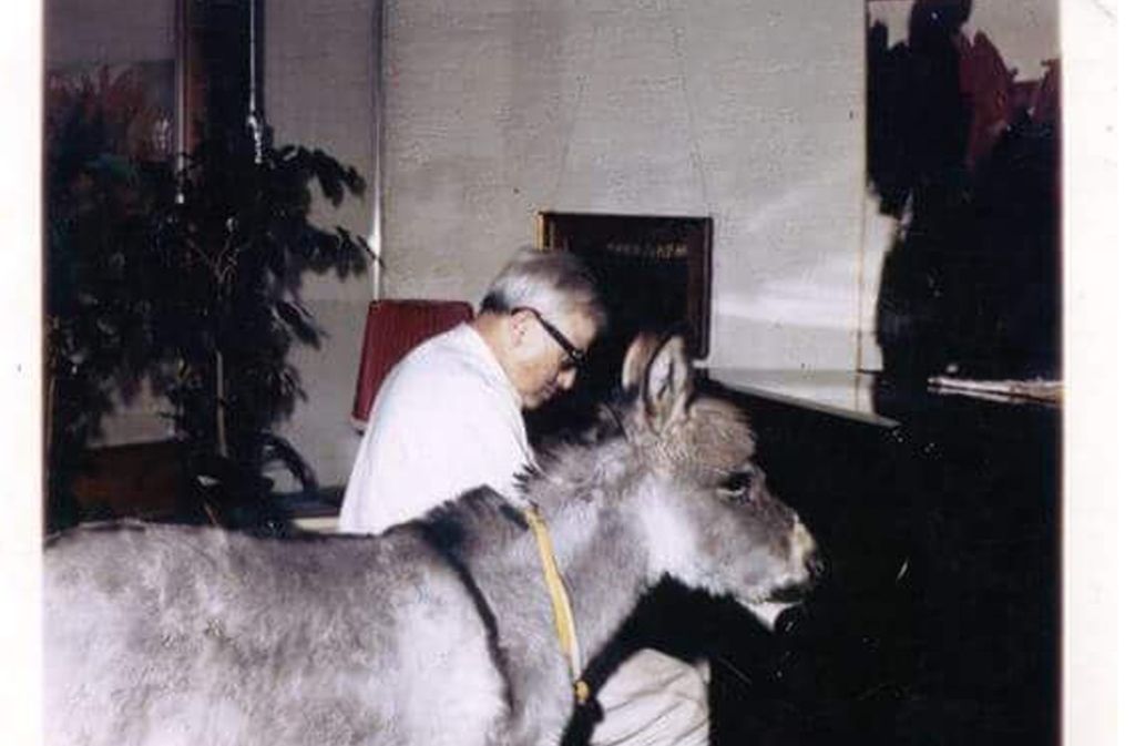 Auch der Esel Romulus gehörte zur Hugendubel-Familie, hier beim Sonntagskonzert mit dem Vater am Klavier.
