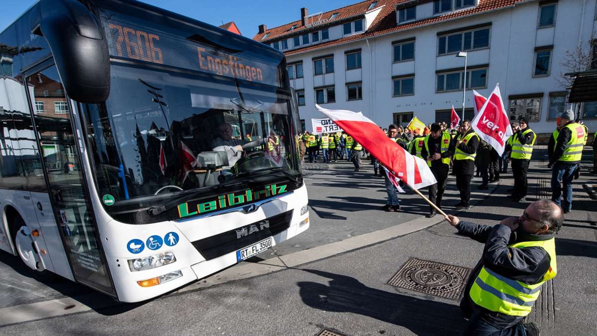  Die Gewerkschaft Verdi hat im Tarifkonflikt des privaten Omnibusgewerbes in Baden-Württemberg zu ersten Warnstreiks aufgerufen – weitere sollen folgen. Verdi dringt vor allem auf günstigere Standzeiten für die Busfahrer. 