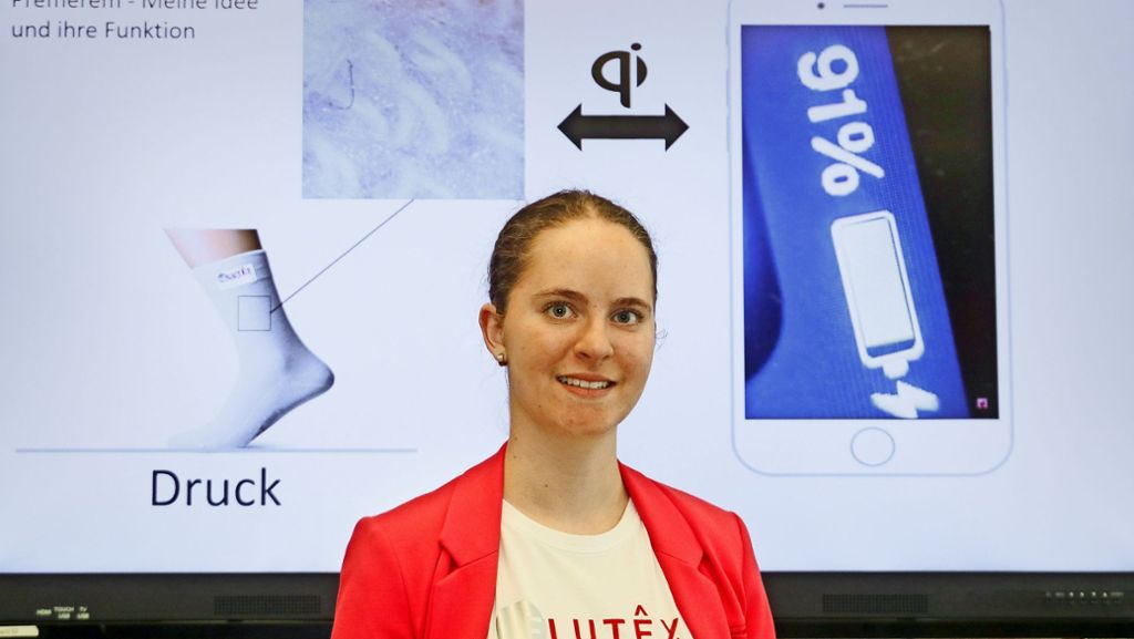 Tüftlerin Lara Lorenz  aus Vaihingen an der Enz: Ein Strumpf als Handy-Ladegerät