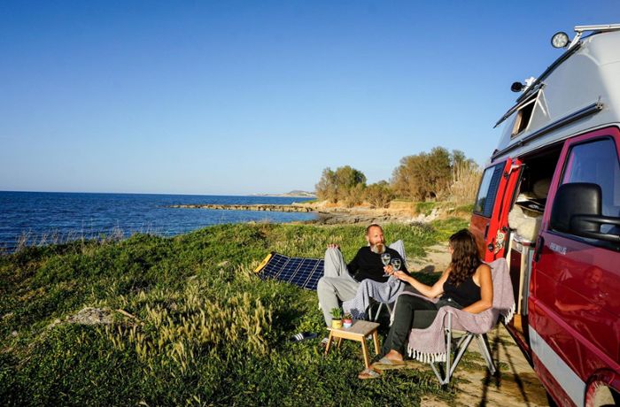 Camping auf Kreta. Dank der Solartasche, kann auf eine Ladesäule am Campingplatz verzichtet werden.