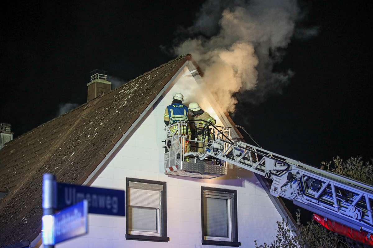 Die Feuerwehr konnte zunächst nicht in das betroffene Dachgeschoss vorrücken. Foto: Eich