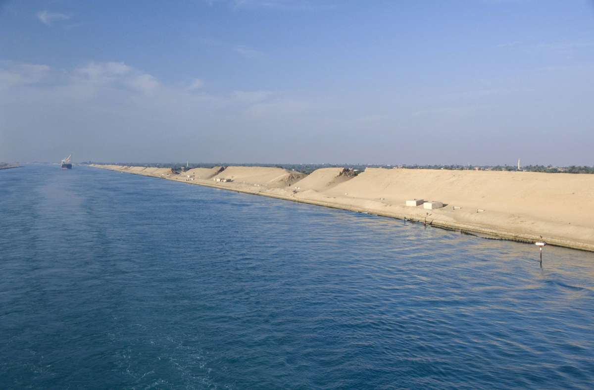 Im Suezkanal läuft ein Frachtschiff auf Grund (Symbolbild). Foto: imago/stock&people