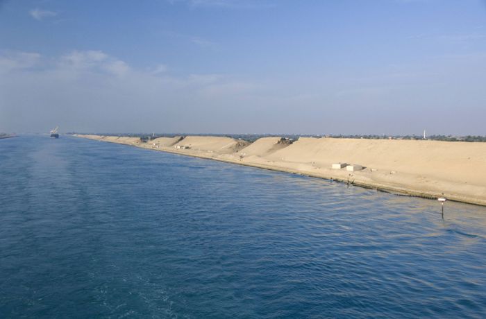 Suezkanal: Frachtschiff „M/V Glory“ läuft auf Grund