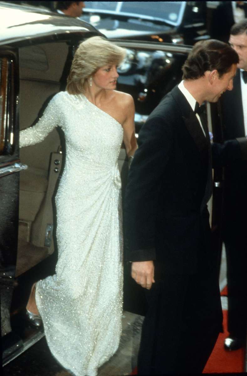 1983: Die 80er-Puffärmel sind passé – die Fotografen bekamen Schnappatmung, als Prinzessin Diana zum ersten Mal in dieser mit Kristallen bestickten asymmetrischen Mode des japanischen Designers Hachi aus der Limousine stieg. Es war eines ihrer Lieblingskleider – die Prinzessin trug es mehrmals. Es wurde später für mehr als 60.000 Pfund bei einer Christie’s-Auktion versteigert.