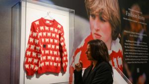 Schäfchen-Pullover in London vor Auktion ausgestellt