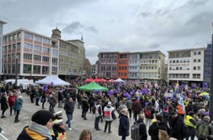 Stuttgarter Marktplatz fest in der Hand der Streikenden