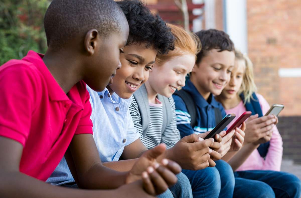 Ein Handy für Kinder - Ab welchem Alter ist das sinnvoll? Foto: Rido/Shutterstock