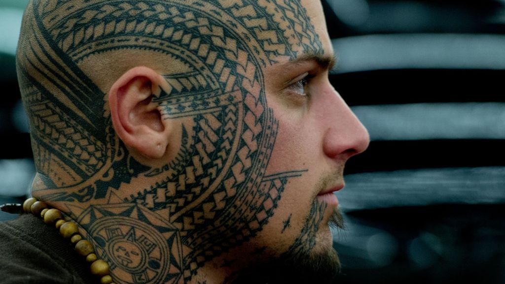  Statt Schulter und Rücken zieren Tätowierungen immer häufiger Gesichter. Warum ist das so – und wie kann man sich ein Tattoo wieder entfernen lassen? 