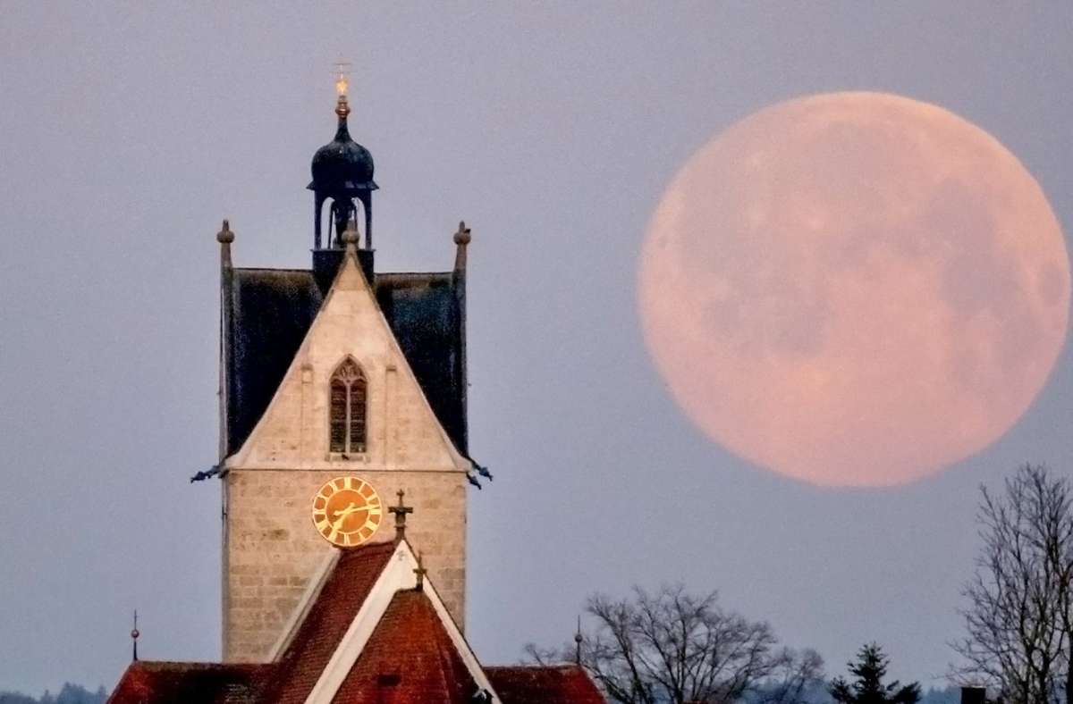 Der Mond über Altheim in Baden-Württemberg.