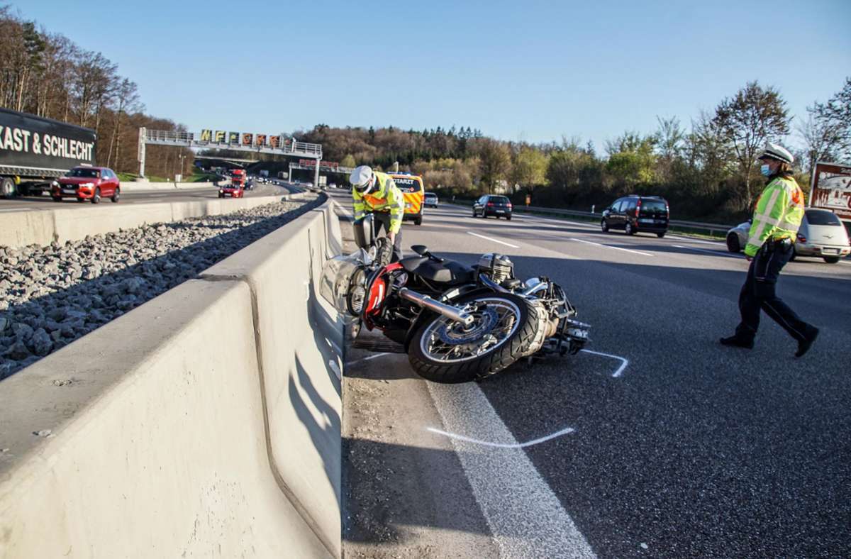 Ein Motorradfahrer verletzte sich bei einem Unfall auf der A8 schwer.