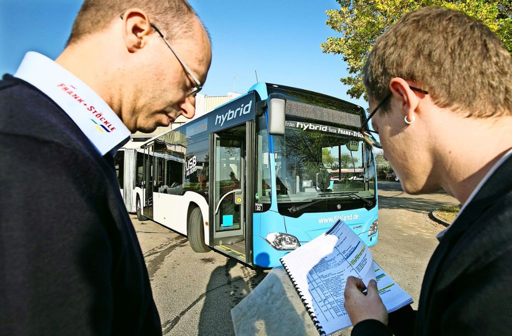 Busfahrer Marc Grieser (links) und Juniorchef Carsten Frank mit einem der neuen Hybridbusse des Hattenhofener Unternehmens Frank & Stöckle. Foto: Horst Rudel