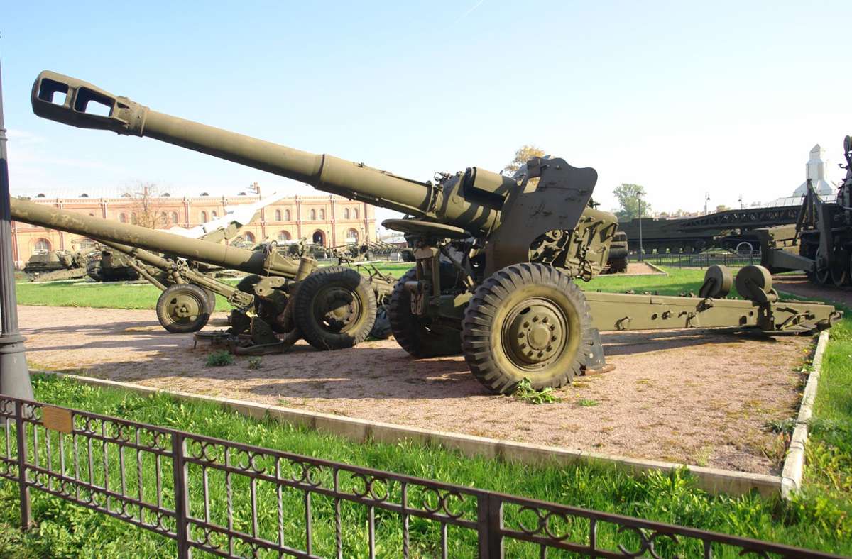 Ukraine: Die 152-mm-Haubitze M1955 oder D-20 ist eine Haubitze, die ab 1947 in der Sowjetunion in Dienst gestellt wurde. Im Westen wurde sie unter dem Namen M1955 bekannt, da sie erstmals 1955 beobachtet wurde. Sie ist bei den ukrainischen Streitkräften im Einsatz.