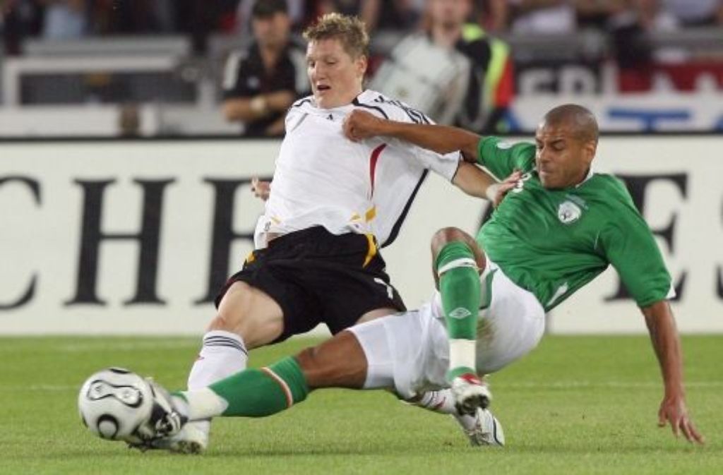 ... beim Duell gegen Irland vor 53.198 Zuschauern am 2. September 2006 war Bastian Schweinsteiger (links) dabei. Er gab alles für ...