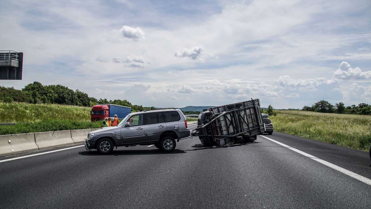  Der 26-jährige Fahrer eines Fahrzeuggespanns ist am Samstagvormittag auf der A8 bei Leonberg in Fahrtrichtung München unterwegs, als das Gespann umkippt. Die kompletten Fahrspuren sind blockiert, sie A8 muss kurzzeitig voll gesperrt werden. 