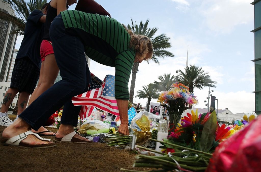 Amerikanische Flaggen und Blumen für die Opfer liegen an vielen Stellen in Orlando.