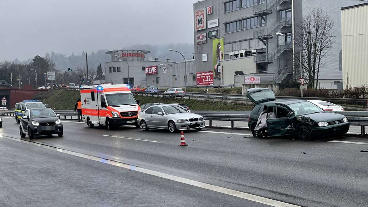 Unfall auf B10 bei Hedelfingen: Lkw drückt Auto in Leitplanke – Kollision führt zu langem Stau