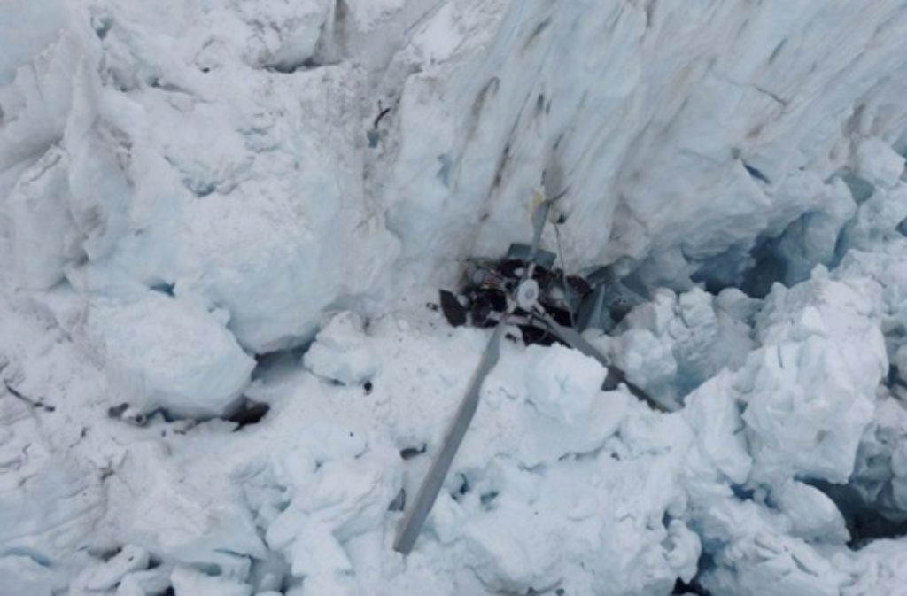 Überreste des Hubschraubers liegen in der Gletscherspalte. Foto: New Zealand Police