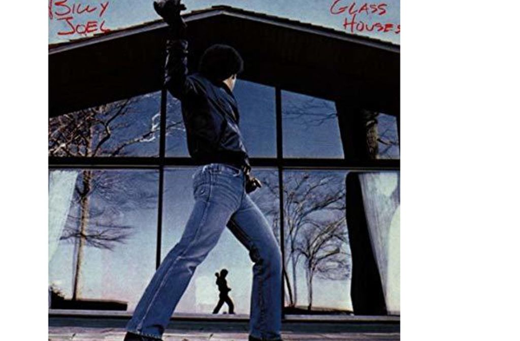 5. „It’s still Rock’n’Roll to me“: Das Cover von Billy Joels Album „Glass Houses“ von 1980 strahlt Aggression aus. Als wolle er sein bisherigen Image für rockigere Töne zerschlagen. Doch Joel baut das leicht Jazzige an seinem Sound noch ein wenig aus, und in einem Song dreht er allen eine Nase, die glauben, das alles sei längst gutbürgerlich und habe mit dem Rebellengeist des Rock nichts zu tun: „It’s still Rock and Roll to me“. Das kaufende Publikum stimmt dem begeistert zu.