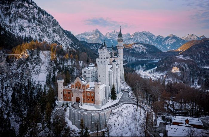 Schloss Neuschwanstein in Bayern ist eines der berühmtesten Schlösser Deutschlands.