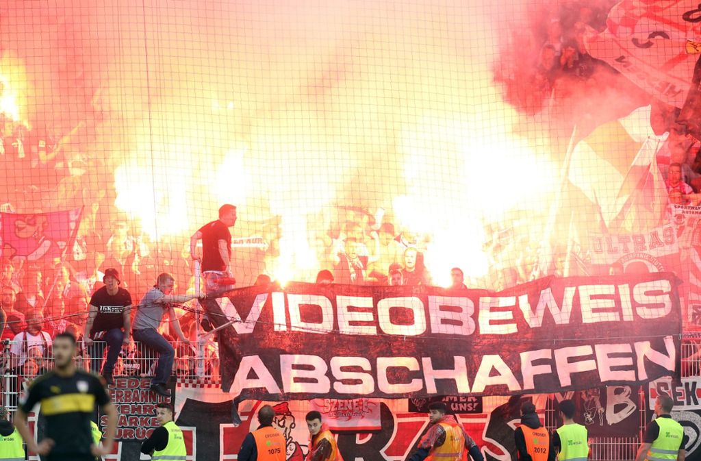 Die Fans des VfB beim Relegationsspiel in Berlin an der Alten Försterei. Foto: dpa