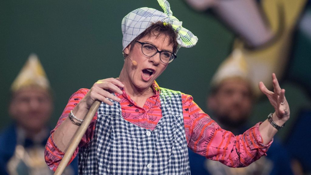 Annegret Kramp-Karrenbauer: CDU-Vorsitzende zieht im Karneval als Putzfrau vom Leder